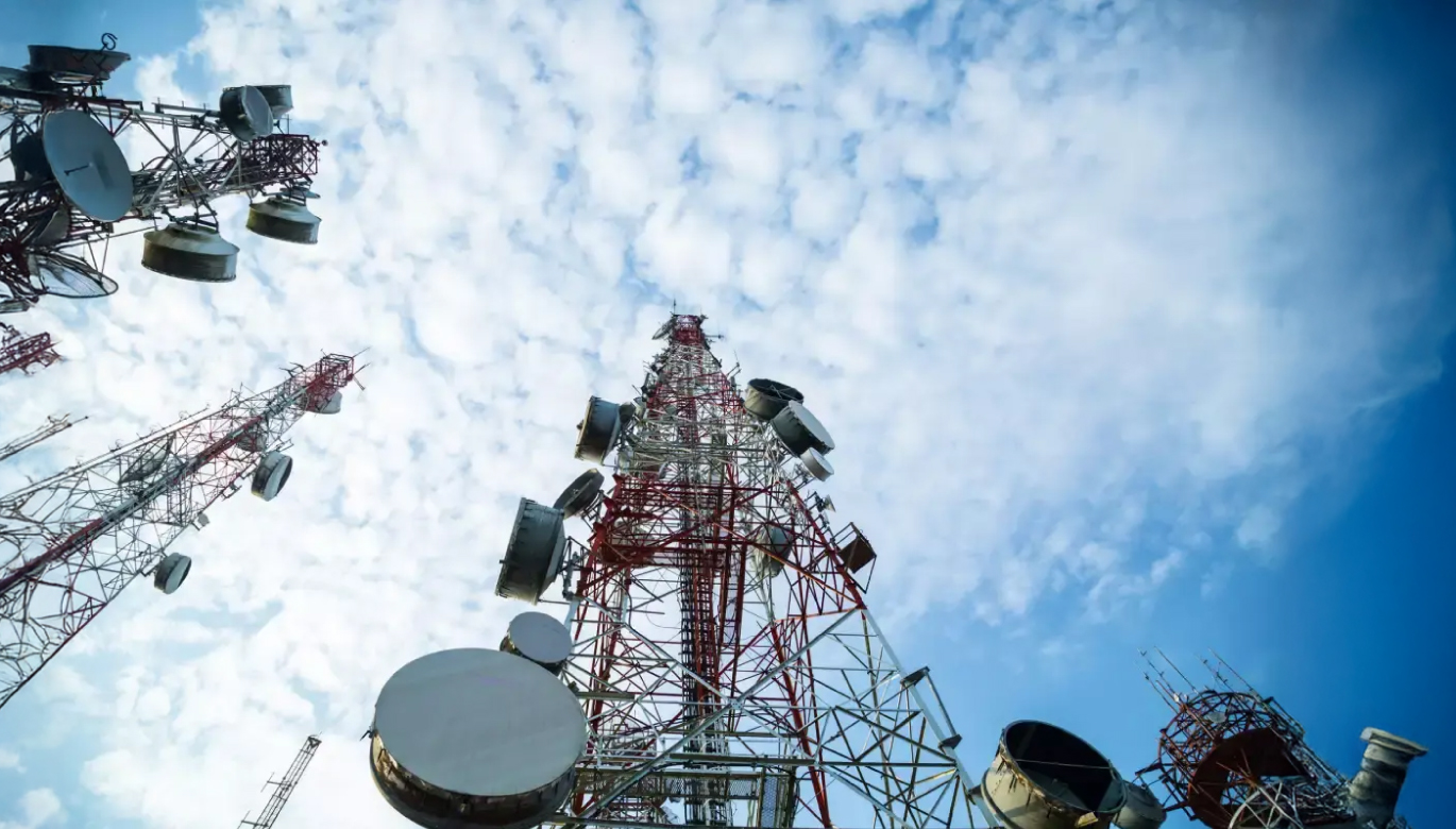 ¿Cuáles son las iniciativas regulatorias pendientes en el sector de telecomunicaciones?