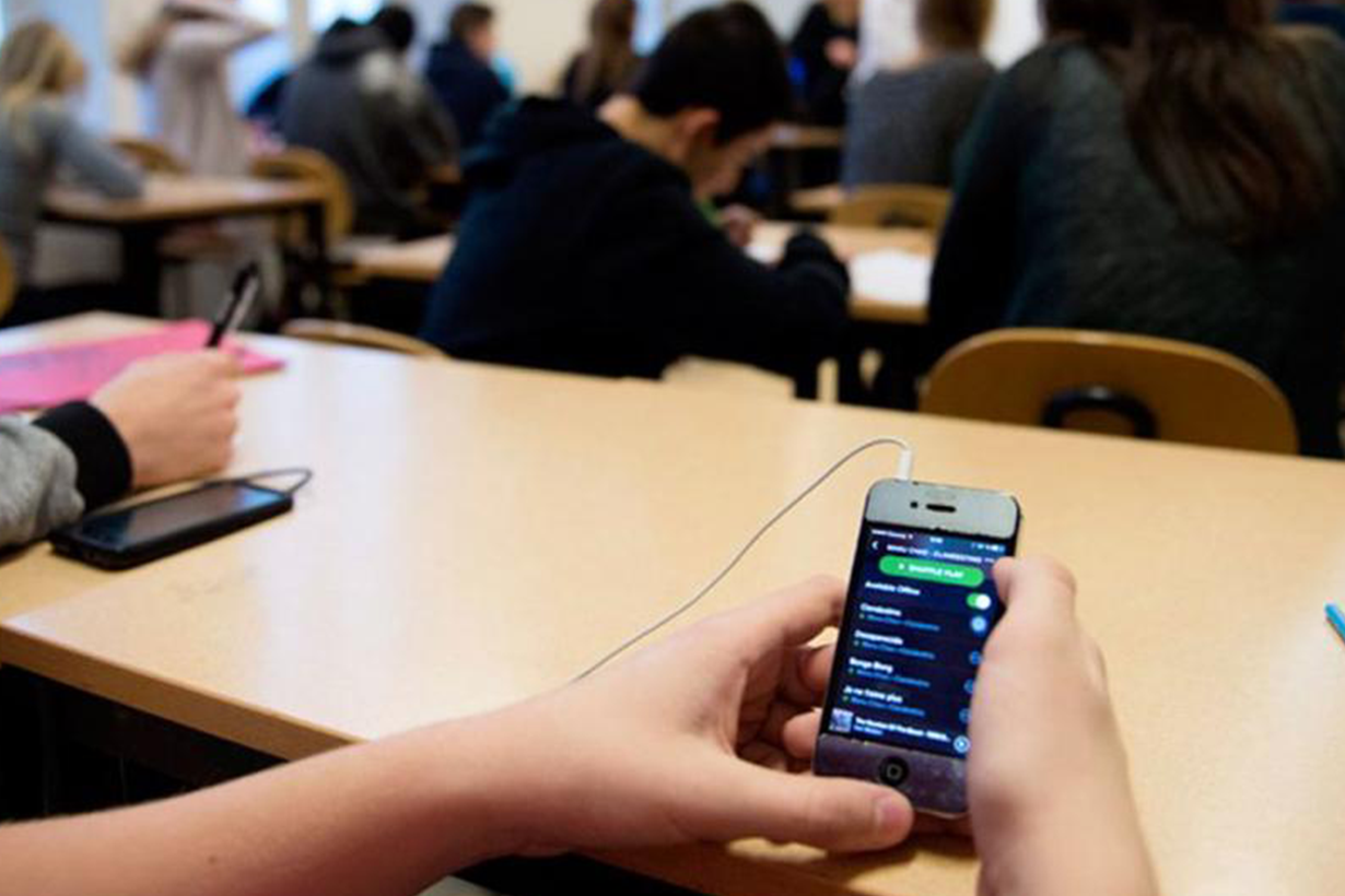 MALA PRÁCTICA REGULATORIA: CELULARES EN LOS COLEGIOS