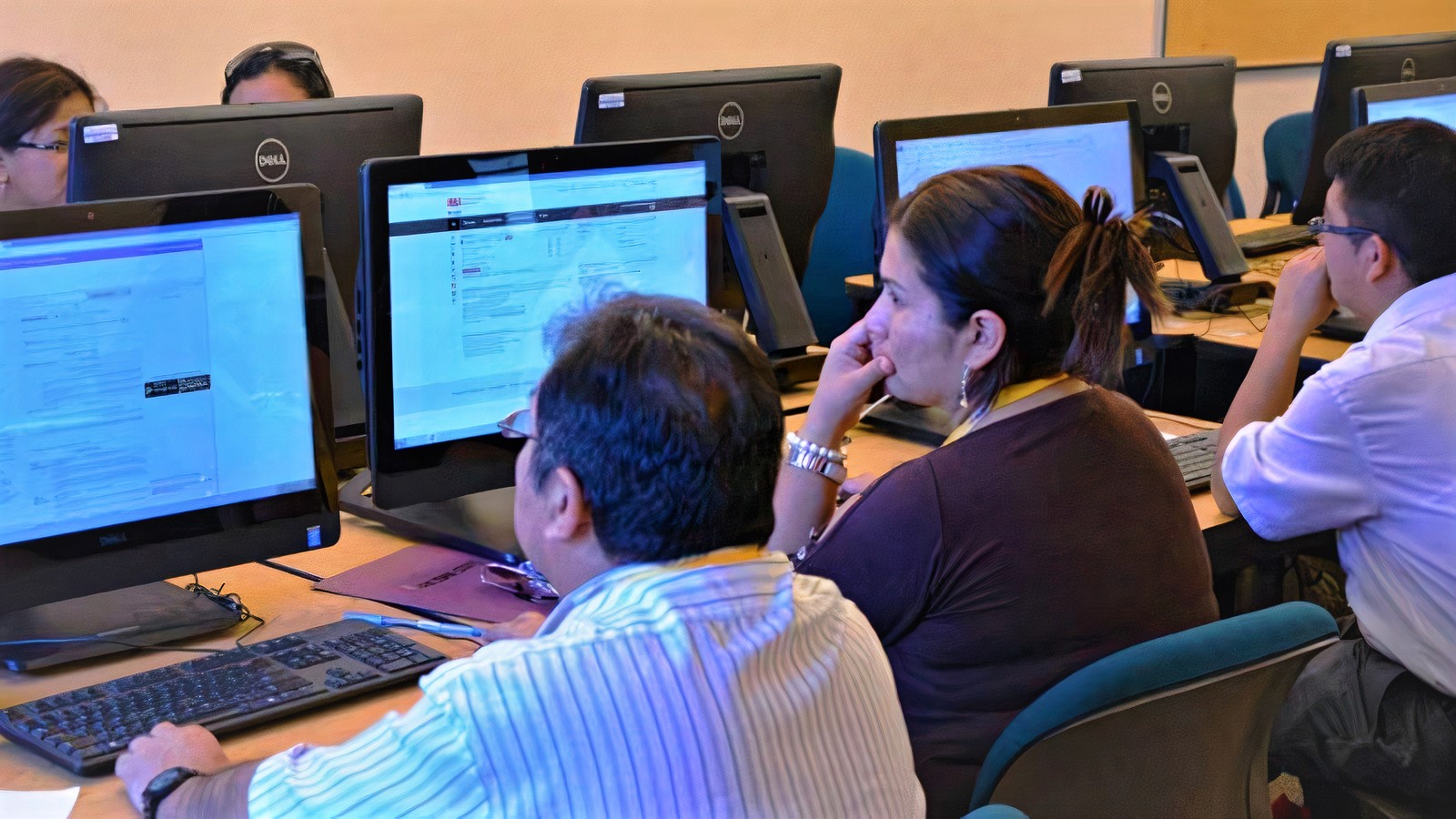 EL 45.9% DE PROFESORES DEL PAÍS NO CUENTA CON HABILIDADES TÉCNICAS NI PEDAGÓGICAS SUFICIENTES PARA USO DE DISPOSITIVOS DIGITALES EN CLASE, SEGÚN PRUEBA PISA