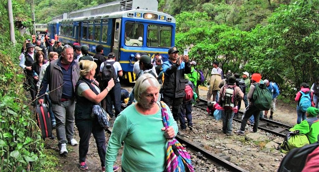 TURISMO: DISPARÁNDONOS A LOS PIES