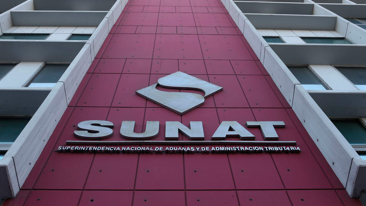 PRESIÓN TRIBUTARIA SOLO CRECE 2.4 PUNTOS PORCENTUALES EN VEINTE AÑOS: NO SE NECESITAN MÁS IMPUESTOS, SE NECESITA AMPLIAR LA BASE