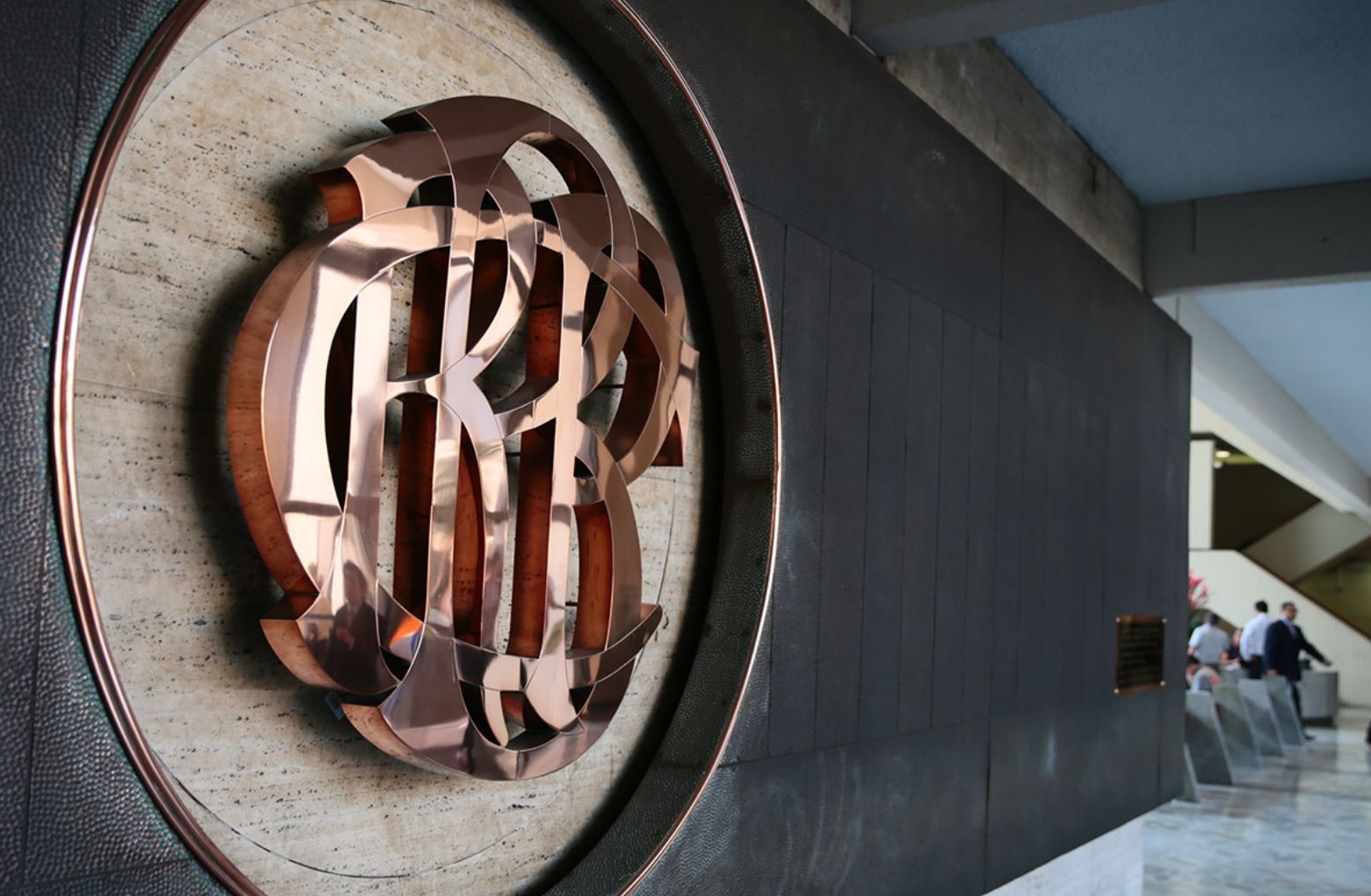 BCRP ELEVA REQUERIMIENTO DE ENCAJE MÍNIMO LEGAL AL 6% A PARTIR DE MAYO, DESPUÉS DE REGISTRAR UN MÍNIMO HISTÓRICO DEL 4% A INICIOS DE LA PANDEMIA