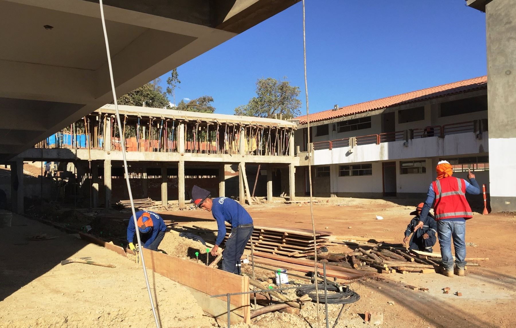 A CASI UN MES DE CERRAR EL AÑO, LOS GOBIERNOS LOCALES DE 8 DEPARTAMENTOS HAN EJECUTADO MENOS DEL 50% DE SU PRESUPUESTO PARA INVERSIÓN PÚBLICA